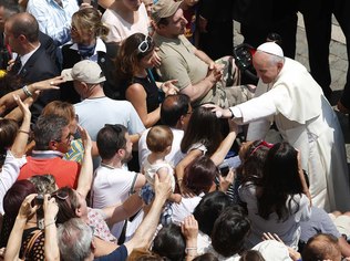 Papa chega ao Rio de Janeiro para 'aproximar cristãos e Igreja'