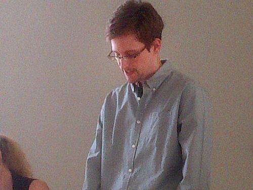 O ex-consultor americano Edward Snowden é visto nesta sexta-feira (12) em Moscou, em imagem divulgada pela Human Rights Watch