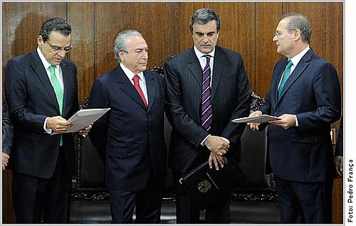 Documento foi entregue pelo vice-presidente Michel Temer e o ministro da Justiça, José Eduardo Cardozo