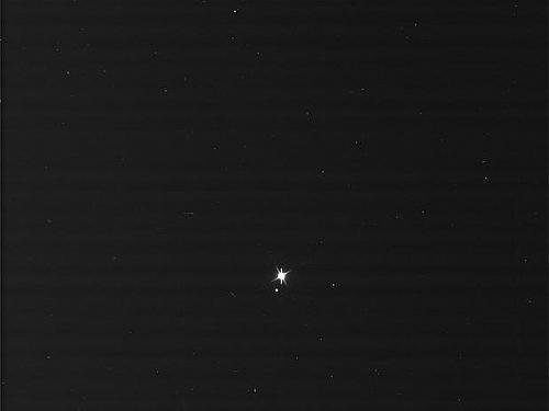 Imagem feita pela sonda Cassini, e ainda não processada pela Nasa, mostra o Sol e a Terra
