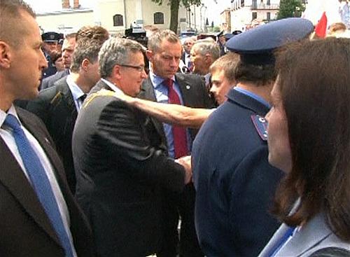 Ucraniano esmaga ovo podre no ombro do presidente da Polônia neste domingo (14)