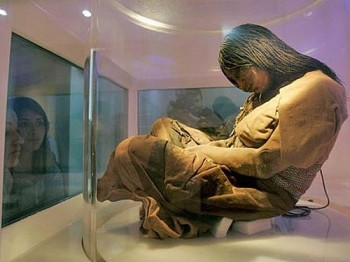 Alguns dos mais de 150 objetos achados perto das múmias incas congeladas