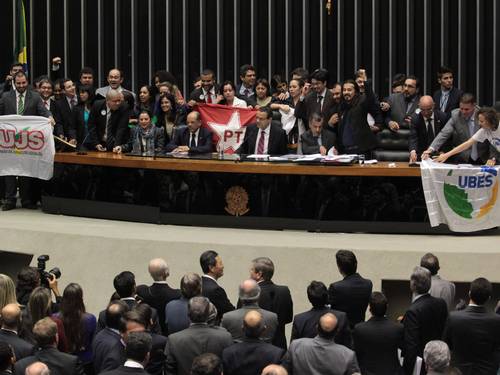 O presidente da Câmara, Henrique Alves, durante sessão plenária que aprovou o Estatuto da Juventude