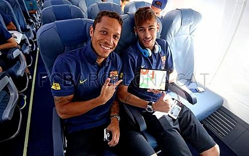 Neymar senta ao lado de Adriano no avião