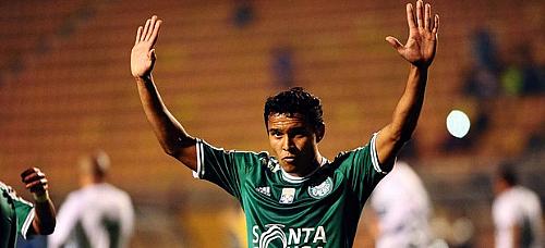 Jogador do Palmeiras comemora gol
