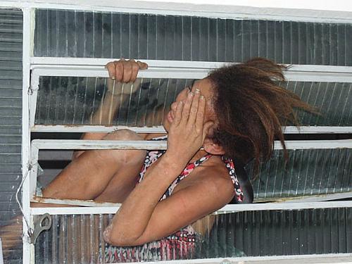 Mulher fica presa em janela após tentar fugir de delegacia em Floriano, no Piauí