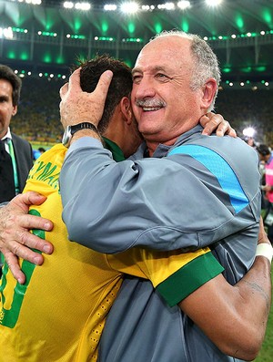 Felipão abraça Neymar após a conquista da Copa das Confederações
