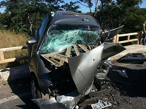 Carro ficou destruído após colisão na BR-040