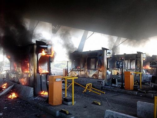 Cabines do pedágio entre Cosmópolis e Paulínia foram queimadas em protesto