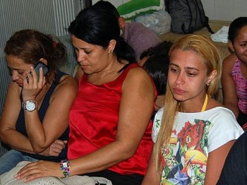 Bruna veio ao Recife pela 1ª vez com a mãe (ao celular) e primos