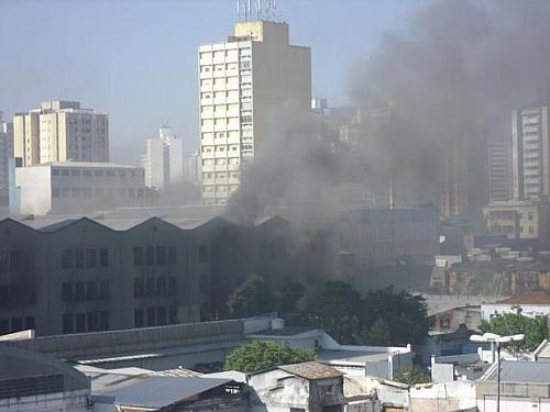 Incêndio atingiu prédio no final da manhã desta quarta-feira no prédio da Mooca