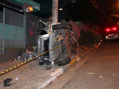 Três suspeitos em fuga bateram o veículo contra um poste na rua Padre Machado