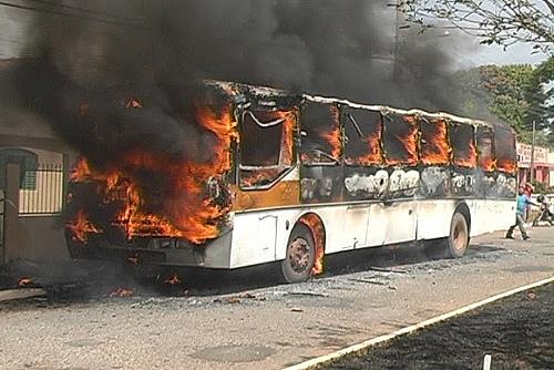 Ônibus escolar explode em Aragarças, Goiás