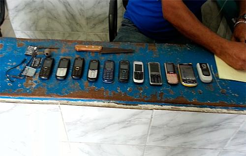 Foram apreedidos 11 aparelhos de celular, carregadores, uma faca e um cachimbo para o consumo de drogas