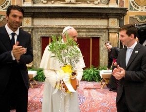 Messi ao lado do Papa Franscisco