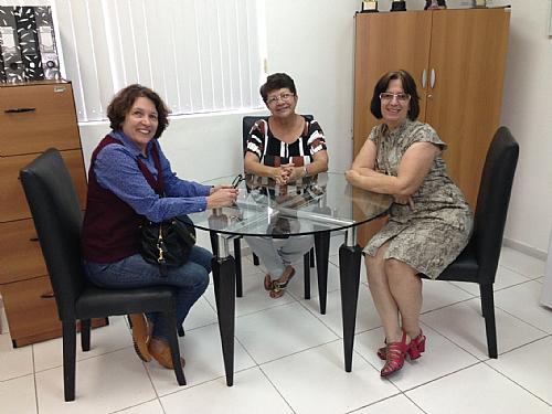 Maria Helena Pelizon, Maria da Glória e Margareth Tenório em reunião na Semed