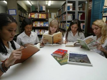 Livro para todos. No projeto de lei, uma das exigências é a de que bibliotecas escolares tenham um acervo compatível com o número de alunos