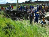 Condutor perde controle de caminhonete e tomba em Rio Largo