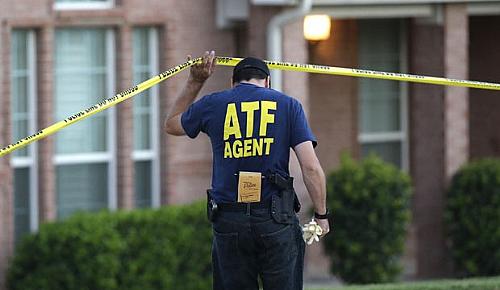 Agente vasculha nesta quinta-feira (7) casa em DeSoto, Texas, palco de tiroteio na véspera (