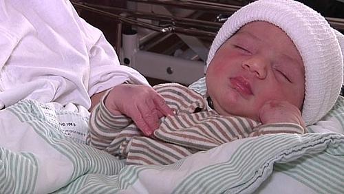 Bebê nasceu em carro segundos antes de um acidente que envolveu toda a família