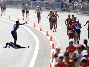 Beata Naigambo passa mal durante a maratona feminina e é socorrida por rival
