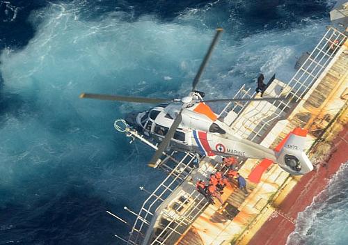 Helicóptero milita francês faz resgate de marinheiros chineses na costa de Rapa, na Polinésia Francesa