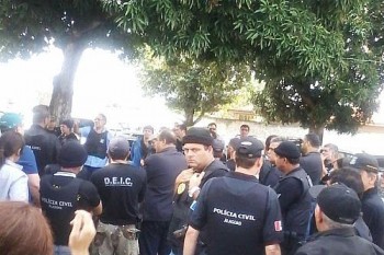 Dezenas de agentes da Polícia Civil participaram da operação