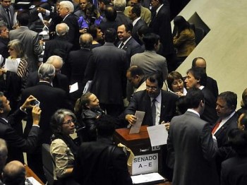Deputados e senadores votam em sessão do Congresso Nacional
