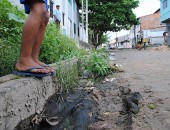 Os moradores reclamam da falta de saneamento e pavimentação da Avenida Cruzeiro do Sul