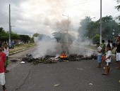 Os moradores bloquearam a via em protesto a falta de estrutura
