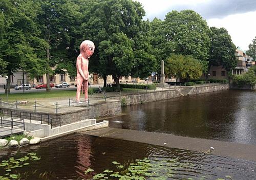 Escultura bizarra de 8 m mostra garoto urinando em rio na Suécia, e dividiu opiniões dos moradores