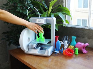 Cube permite imprimir em 3D pequenos objetos e está à venda no Brasil por R$ 6.690
