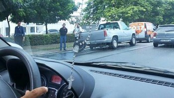 Demora na remoção de veículo causa caos no trânsito da Fernandes Lima