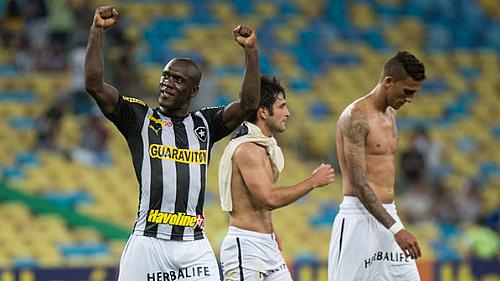 O craque Seedorf, do Botafogo-RJ, comemora seu gol na vitória contra o Vasco