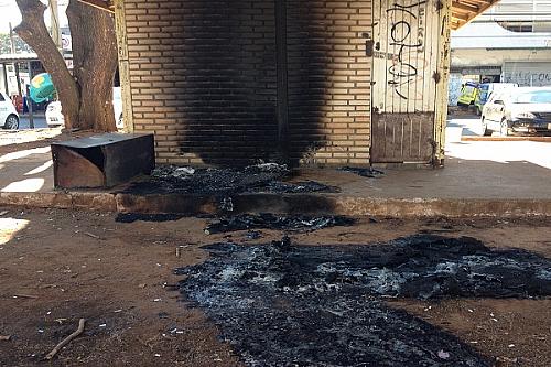 O incêndio queimou colchões, roupas, remédios e pertences dos mendigos