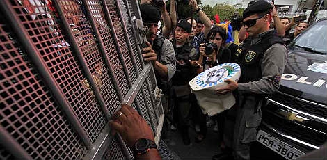 Na manifestação, uma privada foi apreendida pela polícia e colocada dentro de camburão