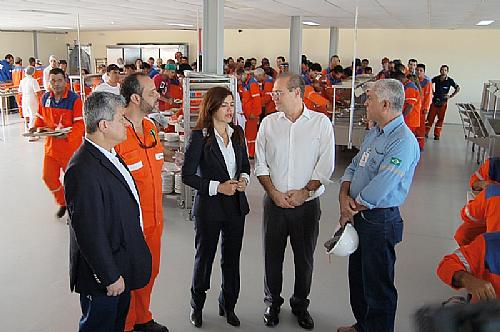 Rosiana Beltrão, administradora do porto, explica ao senador Renan funcionamento da fábrica de plataformas