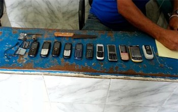 Foram apreedidos 11 aparelhos de celular, carregadores, uma faca e um cachimbo para o consumo de drogas.