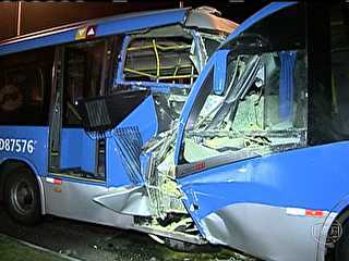 Acidente no Recreio deixou 36 feridos; passageiros acusam motorista.