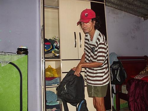 Marinô Pascoal de Melo mostra o armário e a mochila onde estava o dinheiro