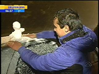 Homem faz boneco de neve em Uruguaiana