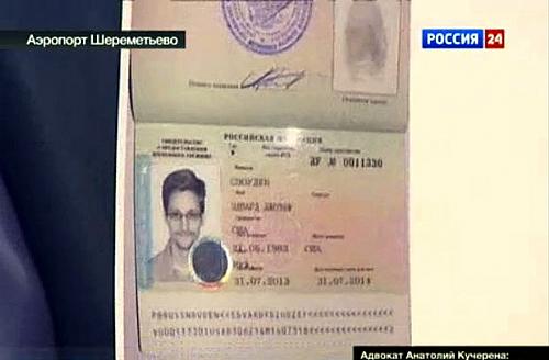 Cópia do documento provisório russo de Edward Snowden é mostrada nesta quinta-feira (1º) por seu advogado, Anatoly Kucherena, em Moscou