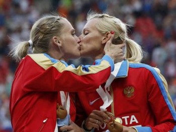 Rhyzova (à esquerda) e Firova se beijaram no pódio do 4x400 m feminino