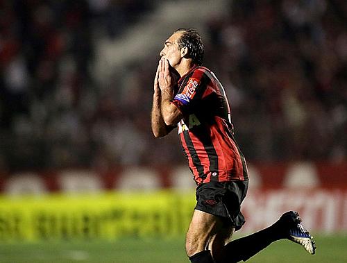 Paulo Baier comemora o gol