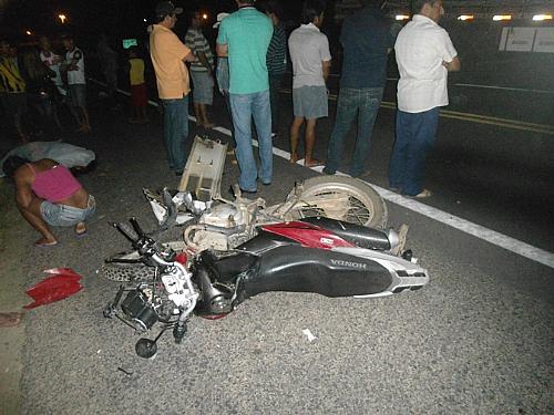 Motociclista morre após colidir frontalmente com caminhão