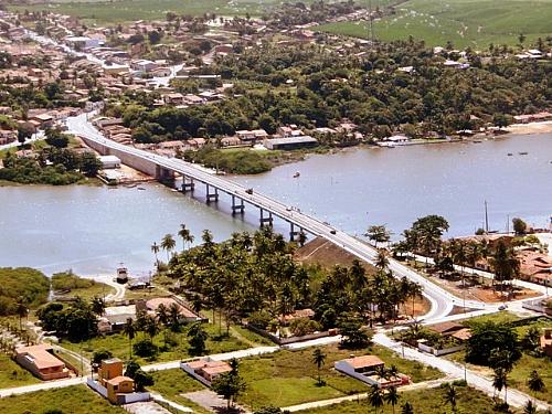 Ponte que liga continente à Ilha da Crôa na Barra de Santo Antônio