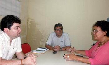 O prefeito Henrique Madeira, com o secretário de Educação Gino César, reúne-se com a superintendente Lenilda Lima para discutir parcerias
