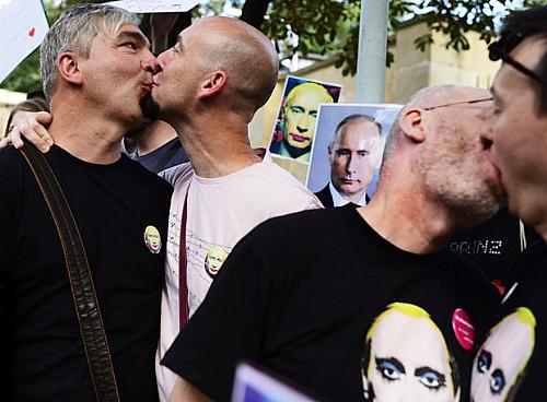 Manifestantes participam de 'beijaço' neste domingo em Praga, na República Tcheca