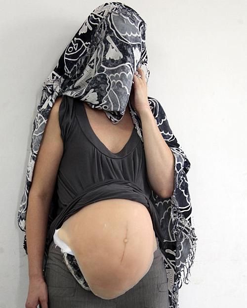 Mulher é presa com 2 kg de cocaína em falsa barriga de grávida