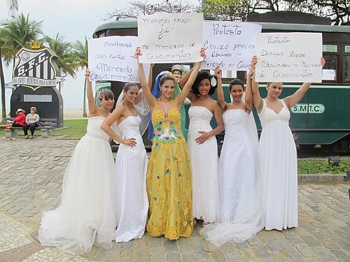 Mulheres protestaram contra os altos preços dos casamentos